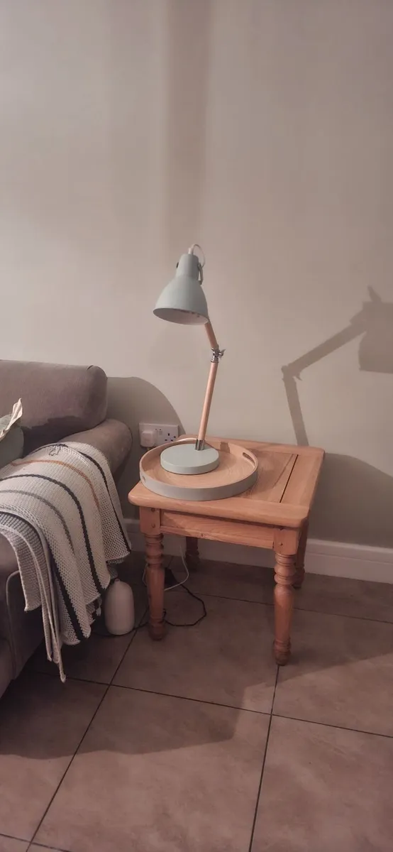 Table and lamp - Image 1