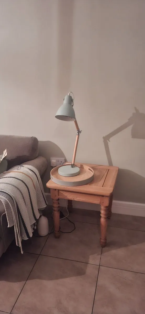 Table and lamp - Image 2