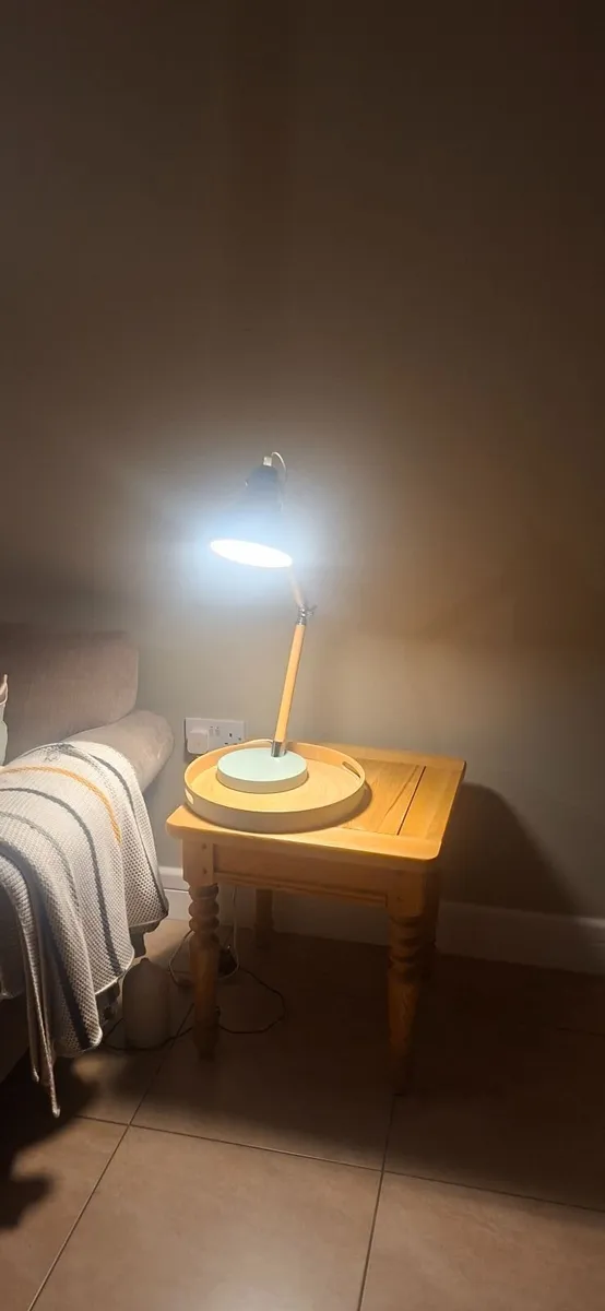 Table and lamp - Image 3