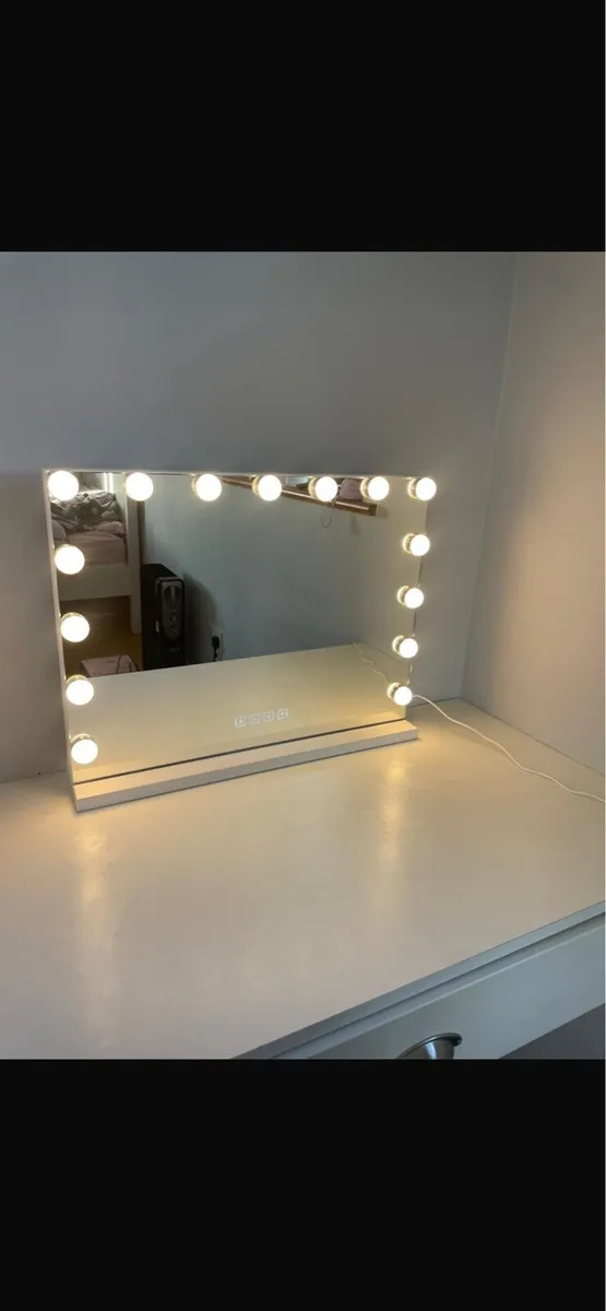 Hollywood Mirror - Image 1