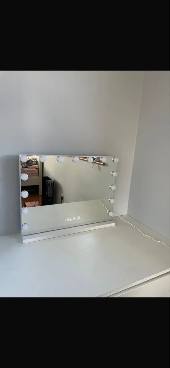Hollywood Mirror - Image 2
