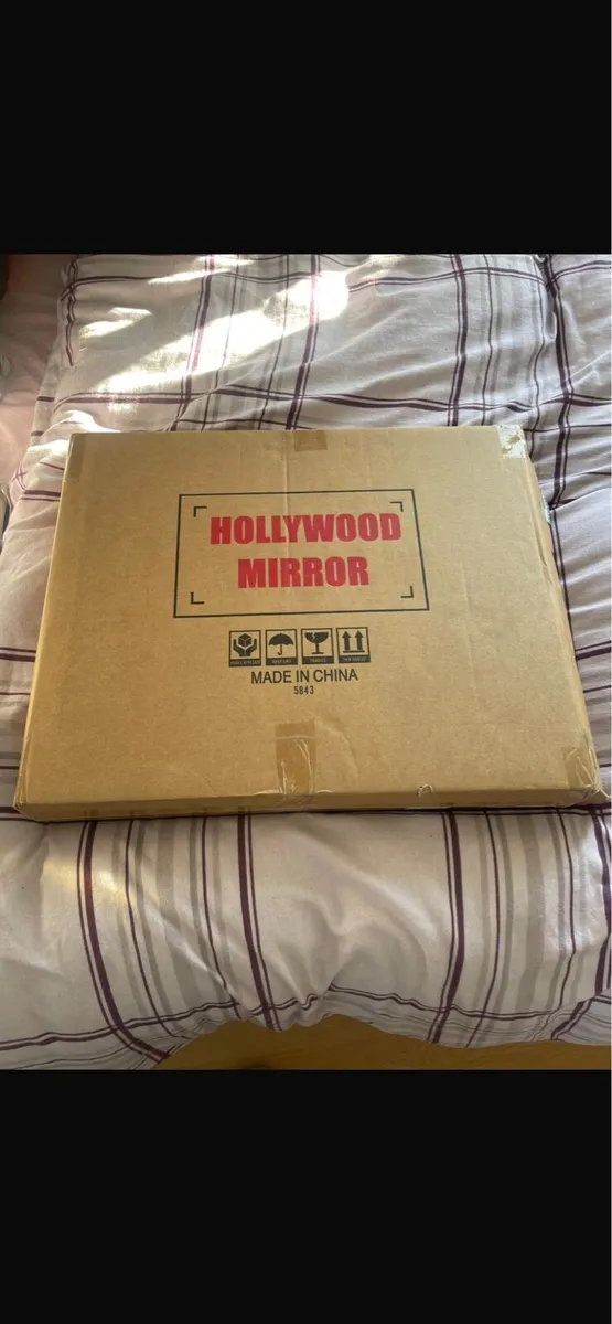 Hollywood Mirror - Image 3