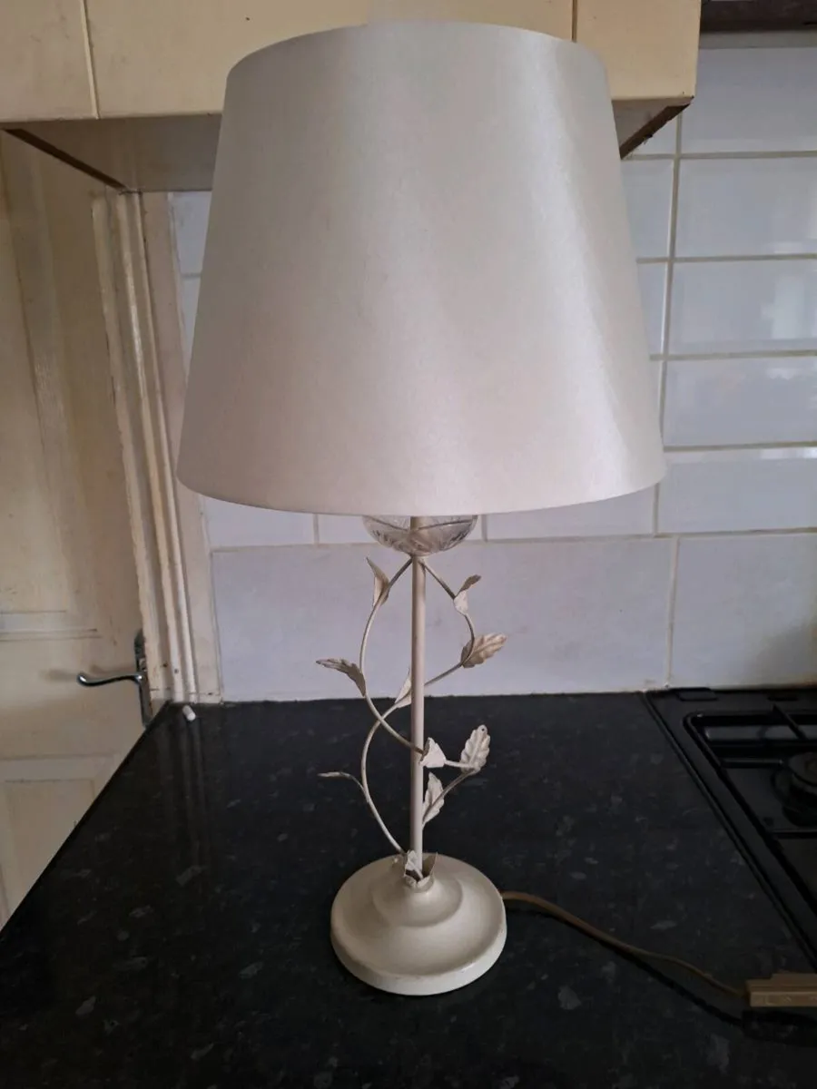 Lovely cream metal table lamp - Image 1
