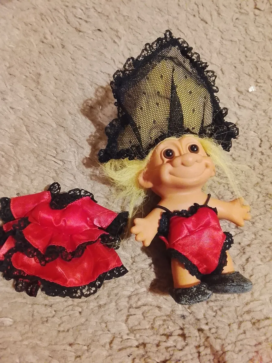 4 Vintage Russ Troll Dolls with Clothes - Image 3