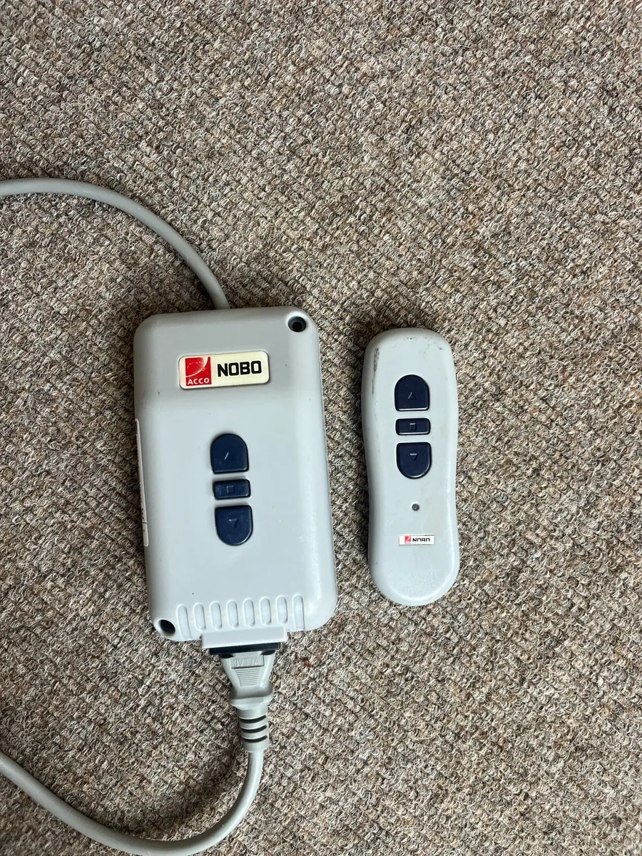 Nobo Electric Motorised Projector Screen - Image 3