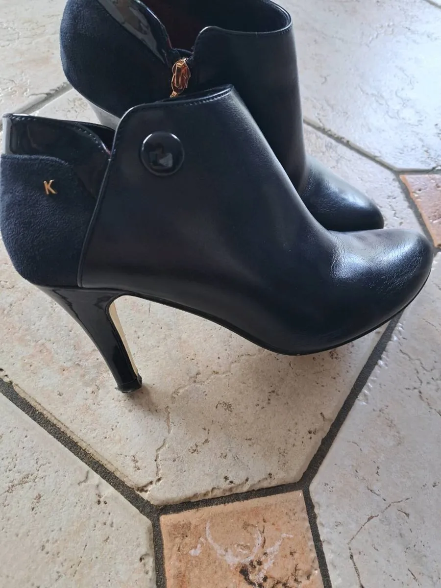 Ladies foot wear. - Image 1