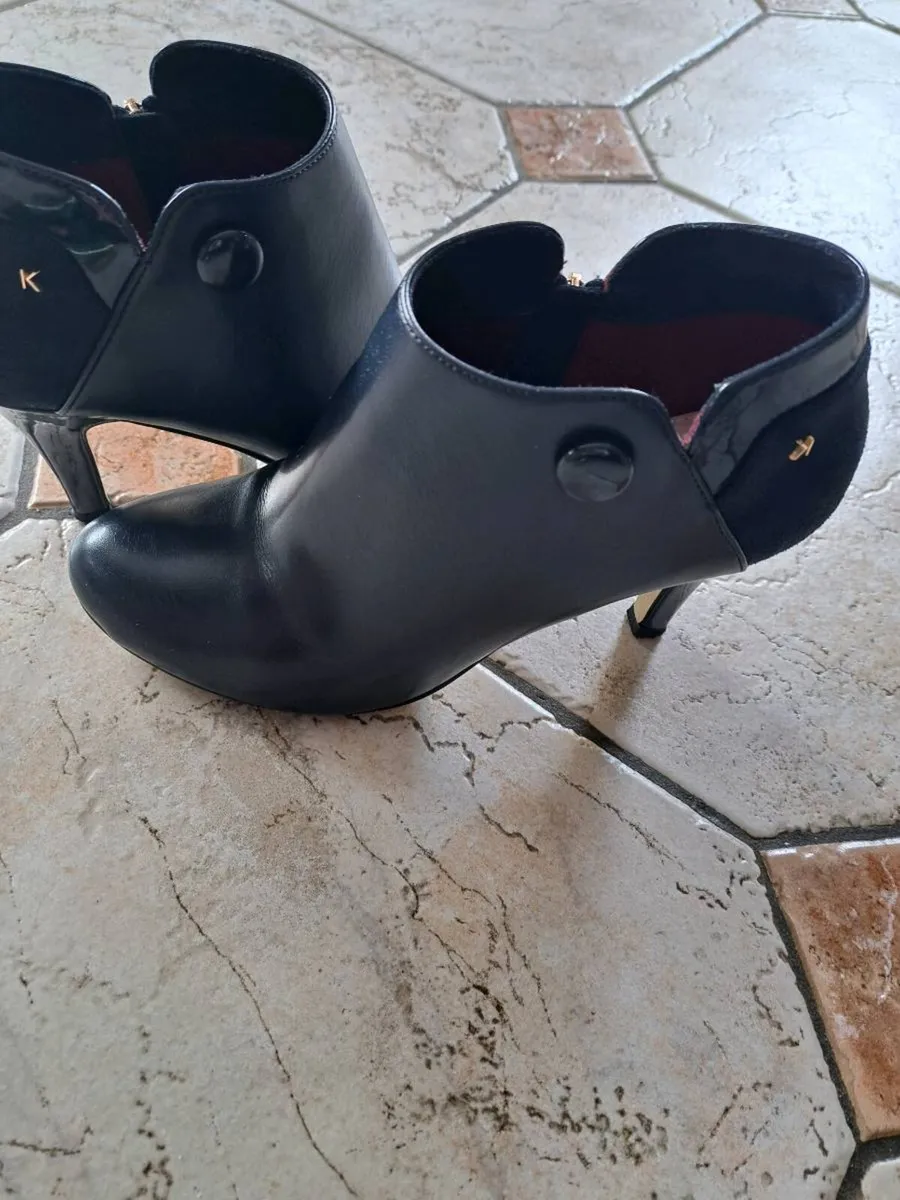 Ladies foot wear. - Image 2