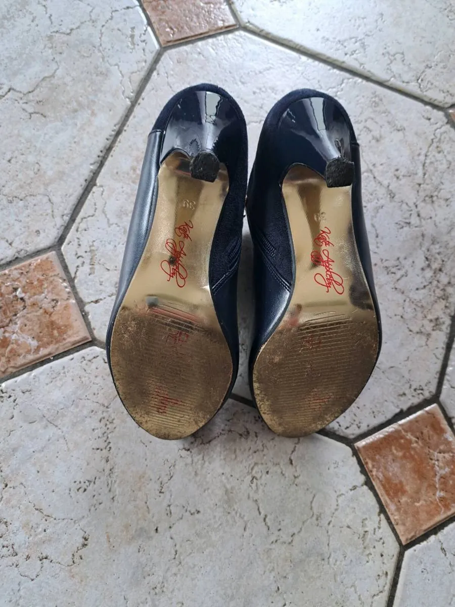 Ladies foot wear. - Image 3