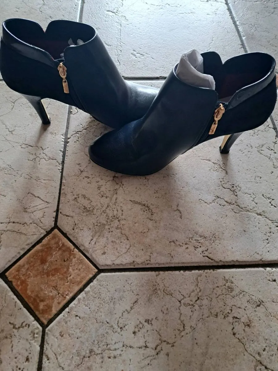 Ladies foot wear. - Image 4