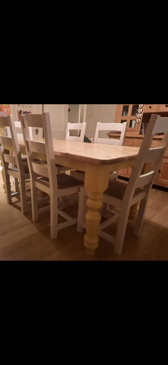 Solid table and chairs - Image 1