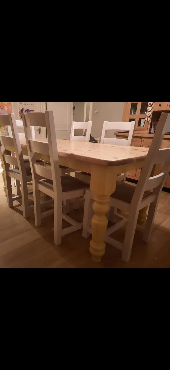 Solid table and chairs - Image 2