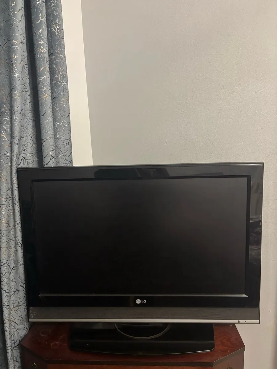 LG TV - REMOTE & HDMI CABLE INCLUDED - Image 1