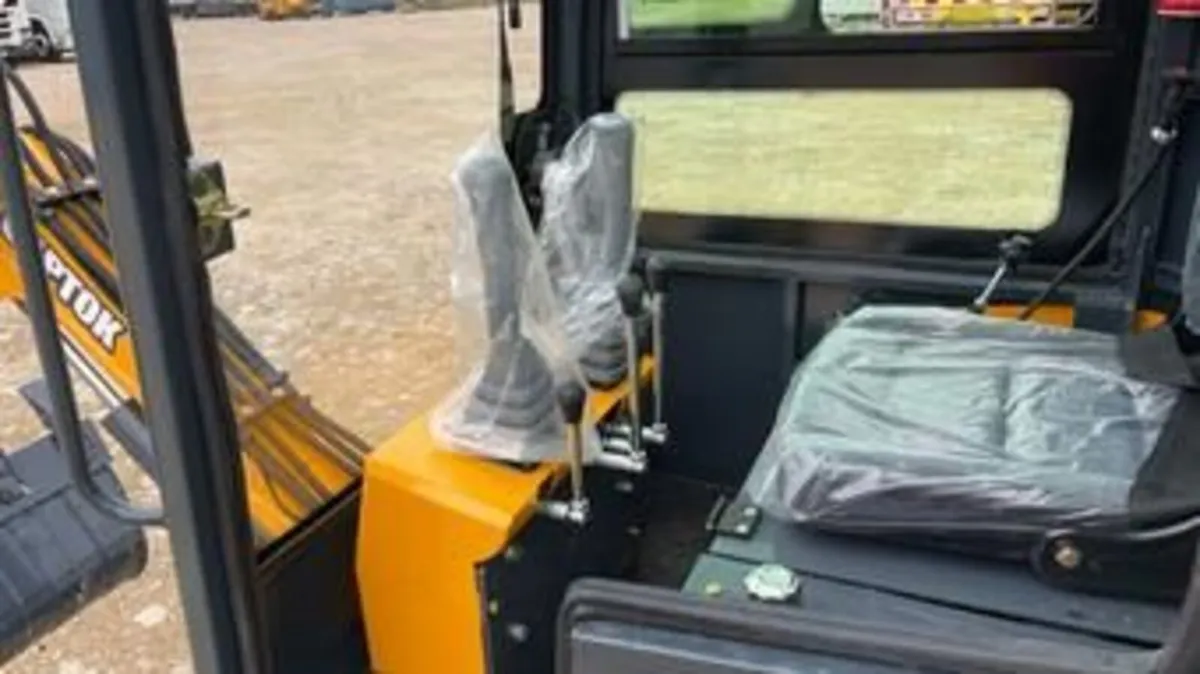 CAPTOK 1.3 TON DIESEL MINI DIGGER - Image 2