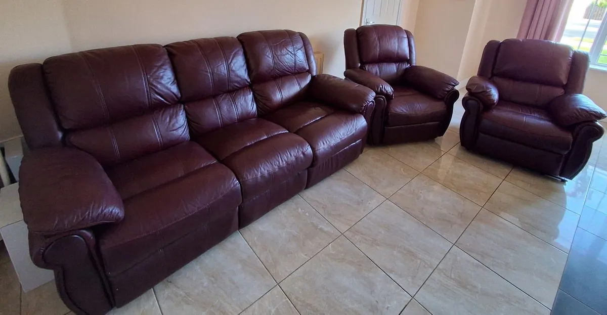 Suite of furniture - Image 1