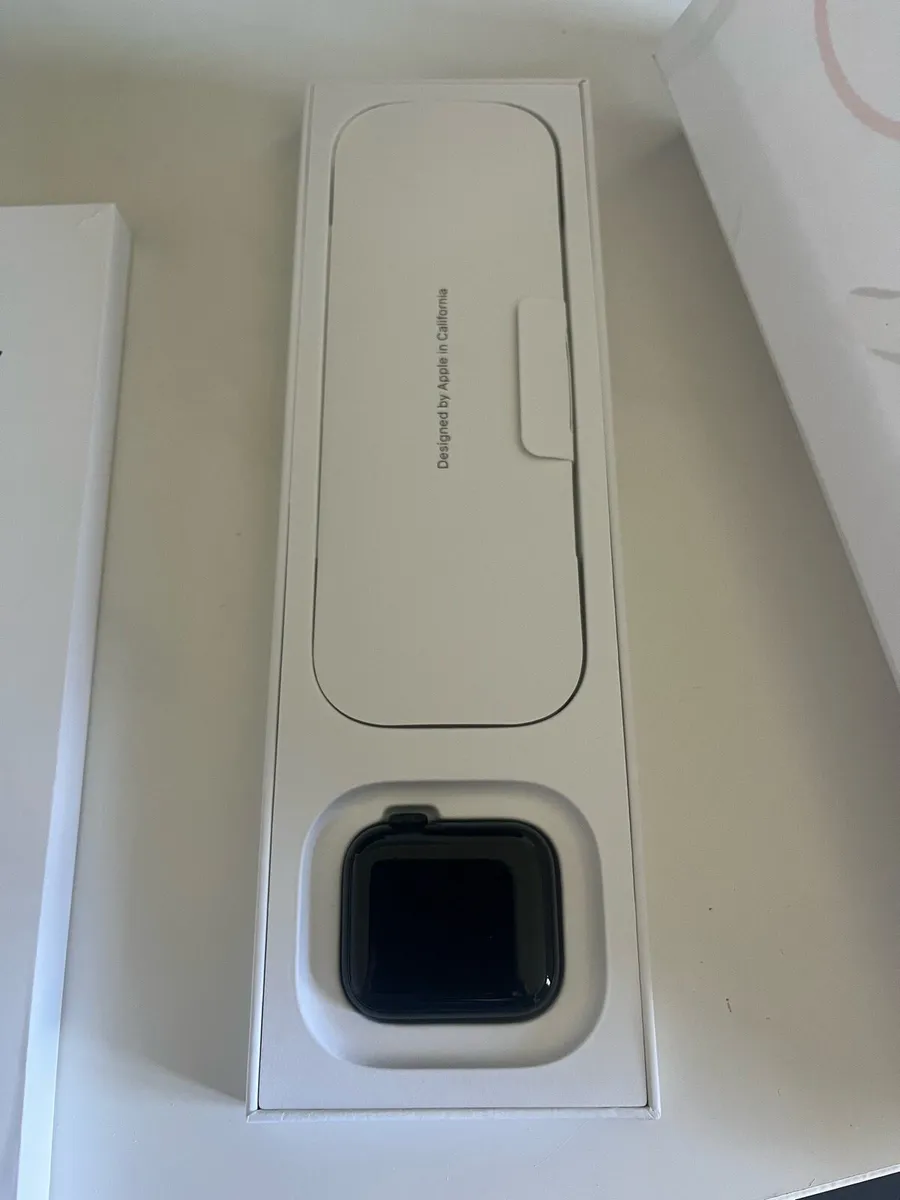Apple Watch SE (2022 2nd Gen) - Image 4