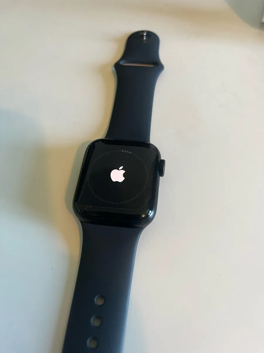 Apple Watch SE (2022 2nd Gen) - Image 2