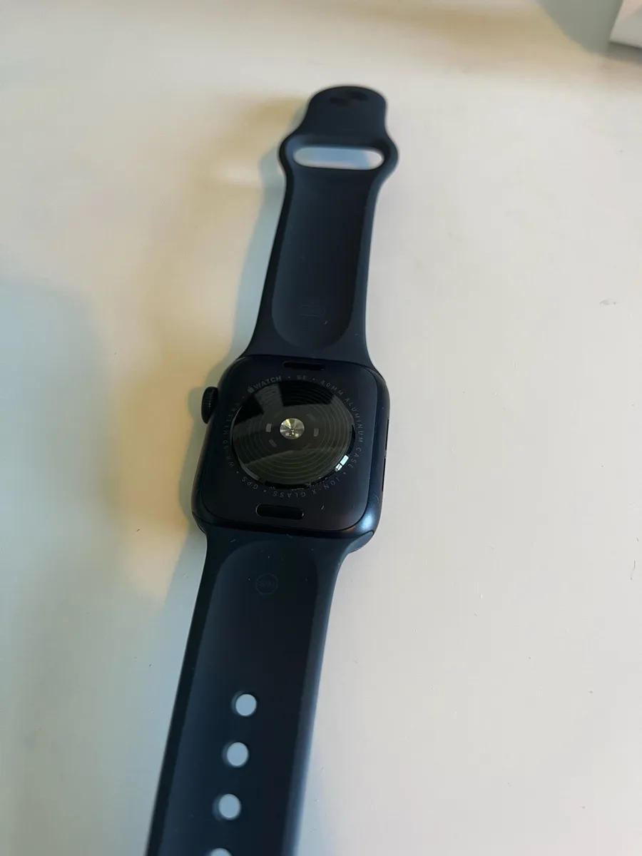 Apple Watch SE (2022 2nd Gen) - Image 3