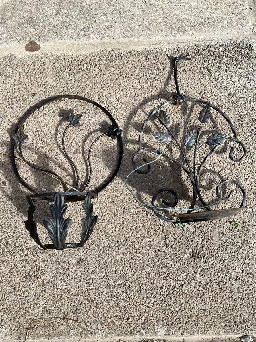 Garden ornament plant pot holders. - Image 3