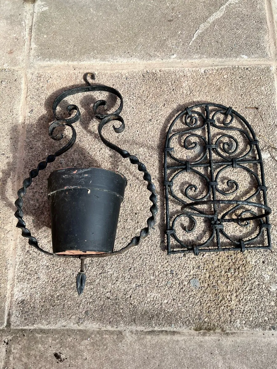 Garden ornament plant pot holders. - Image 2
