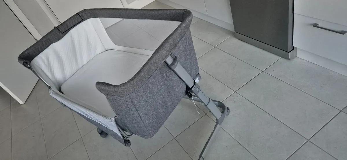 Baby next to me - Image 1
