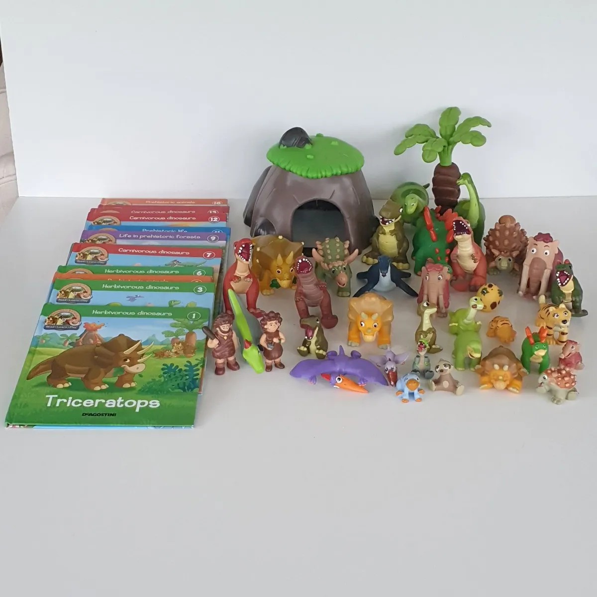 DeAgostini dinosaurs and friends books and figures - Image 1