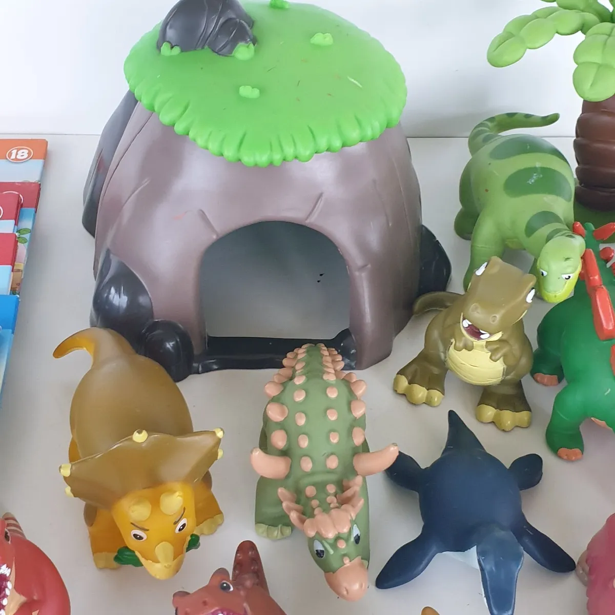 DeAgostini dinosaurs and friends books and figures - Image 4