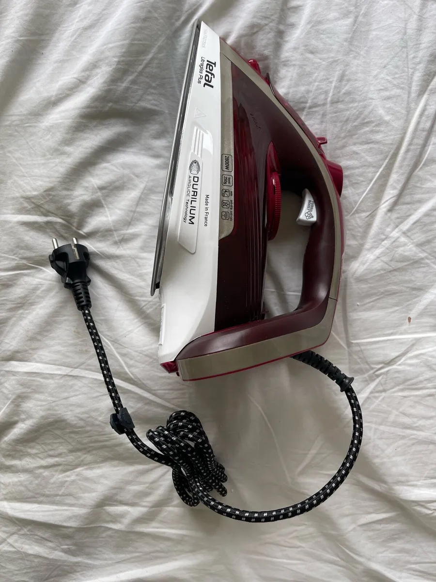 Tefal Ultragliss Plus 2800W Steam Iron - Brand New - Image 3
