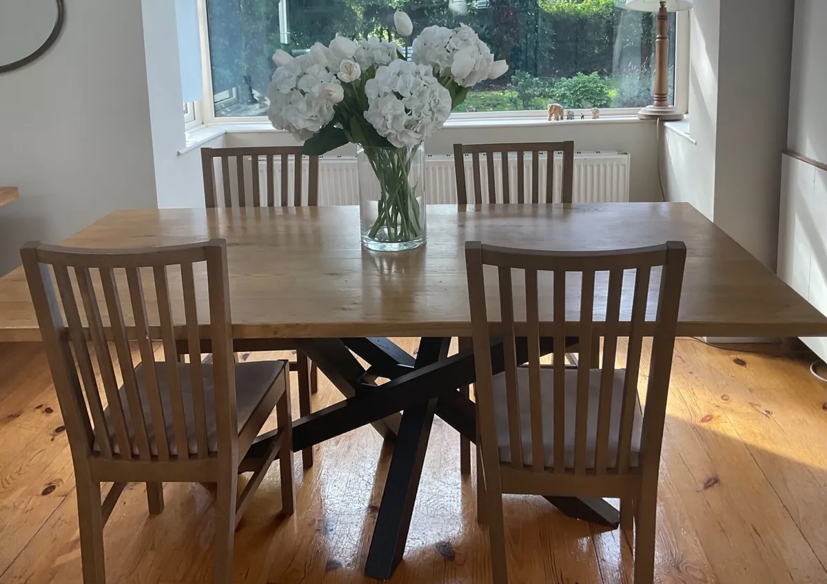 Solid oak dinging table & four chairs - Image 1