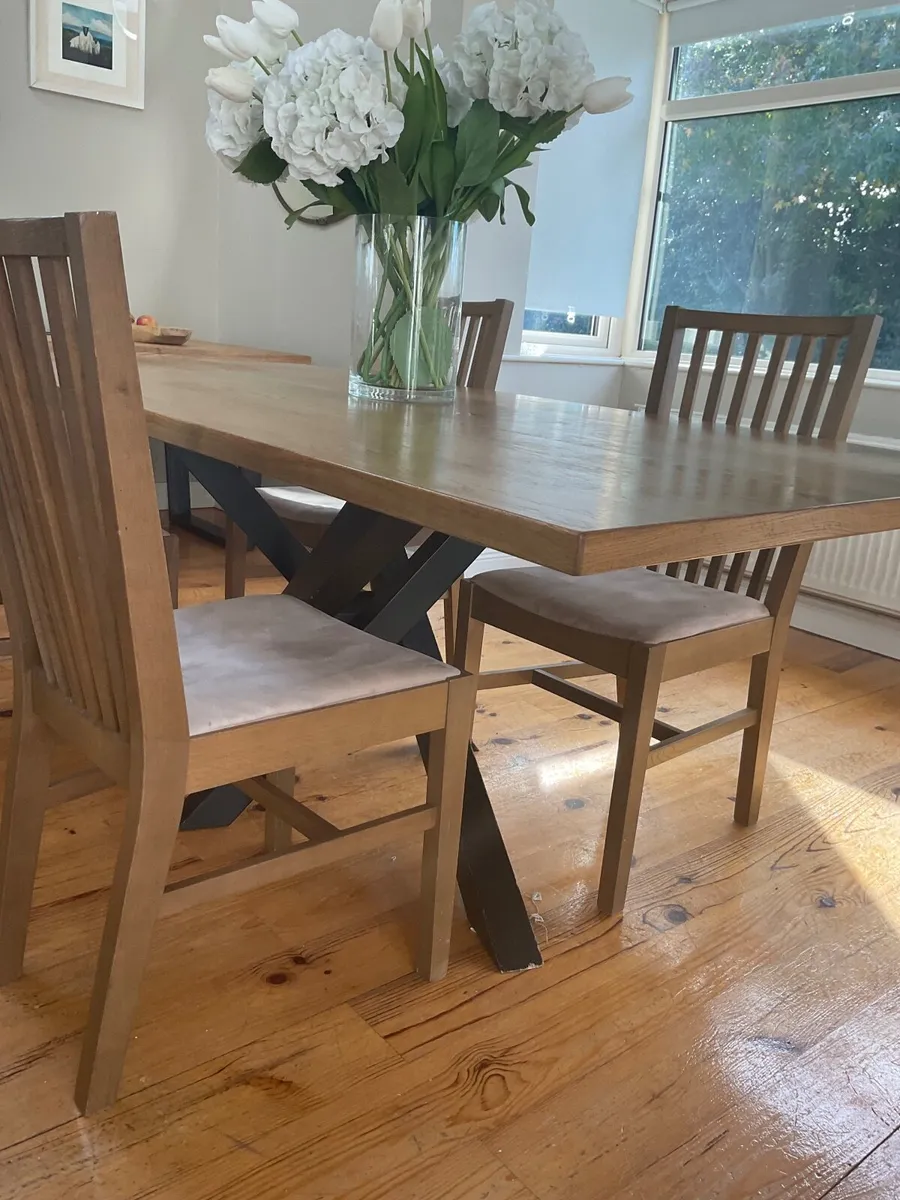 Solid oak dinging table & four chairs - Image 4