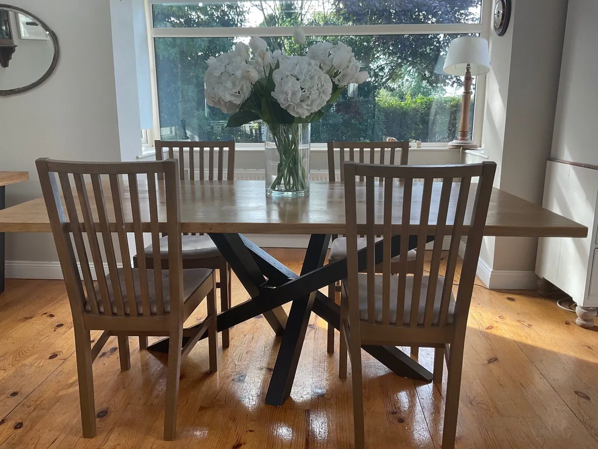 Solid oak dinging table & four chairs - Image 3