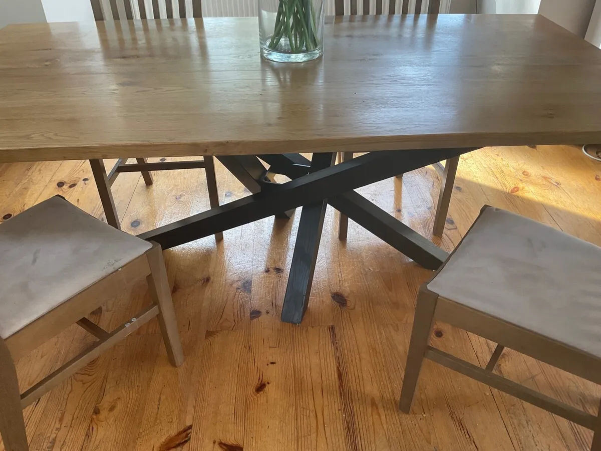 Solid oak dinging table & four chairs - Image 2
