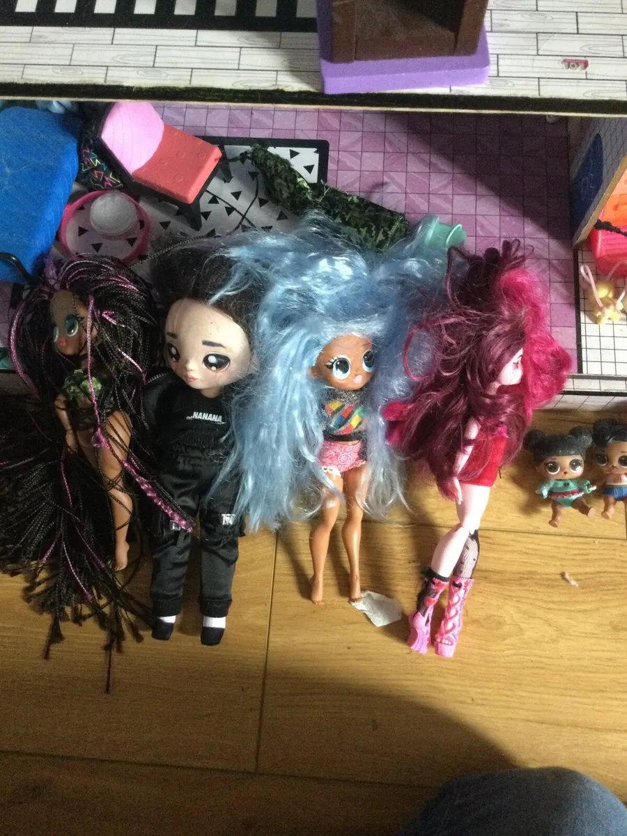 Lol dolls house and dolls and car - Image 2