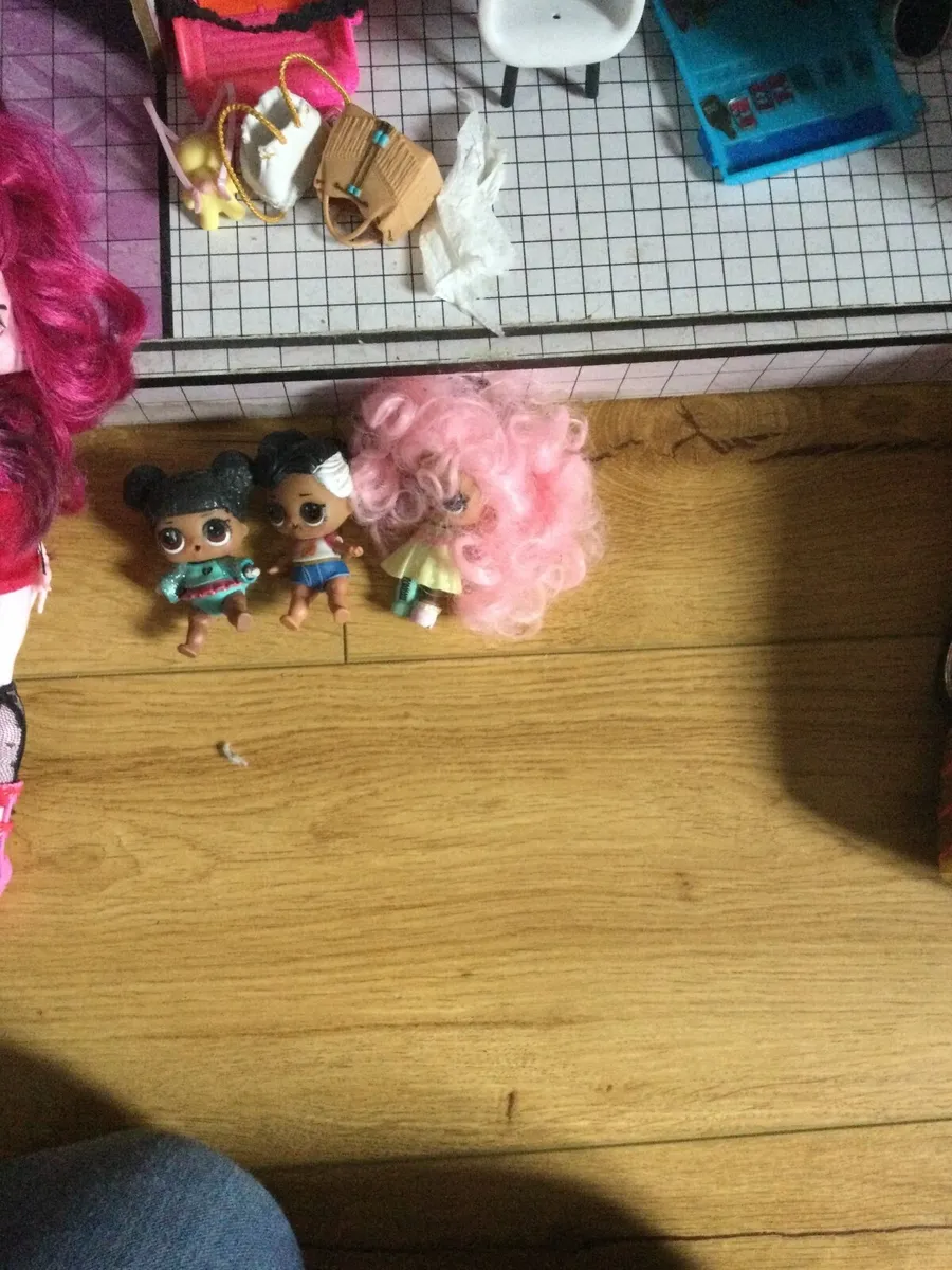 Lol dolls house and dolls and car - Image 3