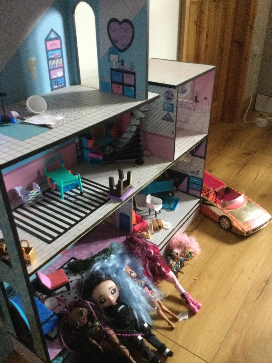 Lol dolls house and dolls and car - Image 1
