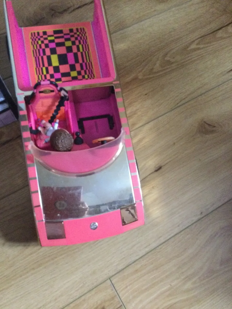 Lol dolls house and dolls and car - Image 4