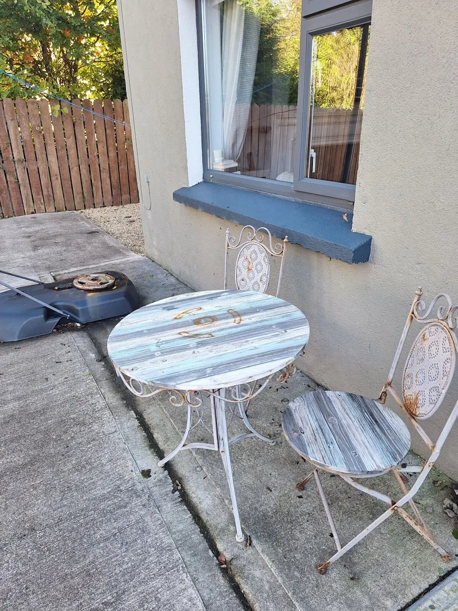 Outdoor furniture - Image 1