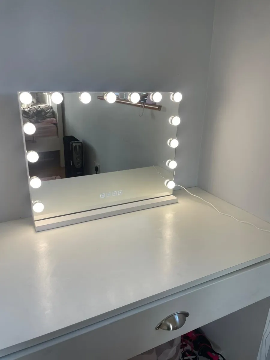 Hollywood Mirror - Image 1