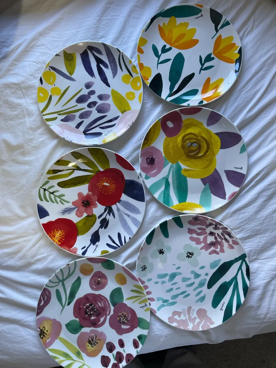 Italian Porcelain Dinner Set - Image 2