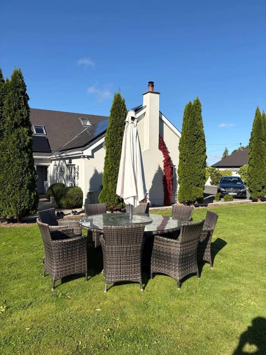 Used outdoor table and chairs - Image 2
