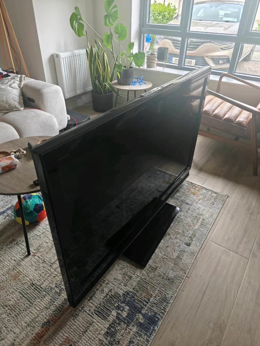 Massive TV - Image 1