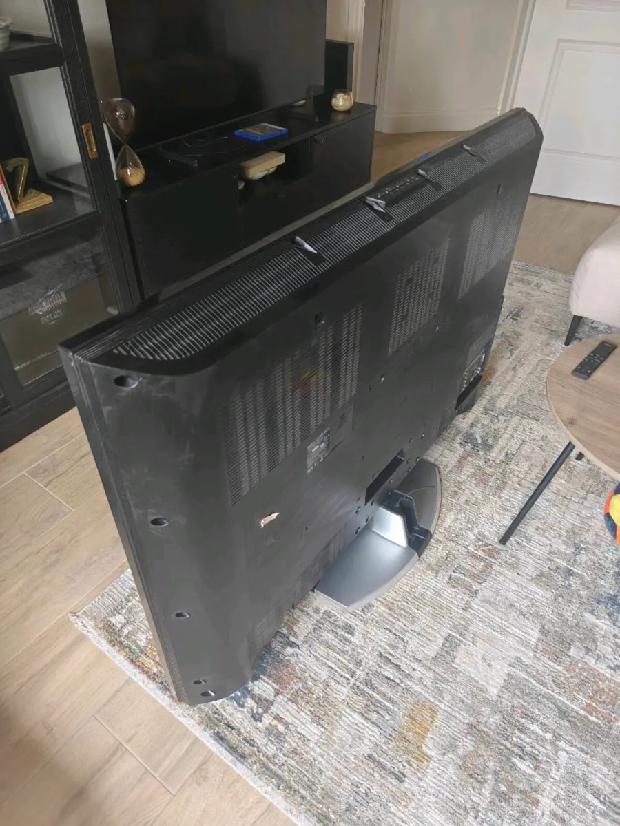 Massive TV - Image 2