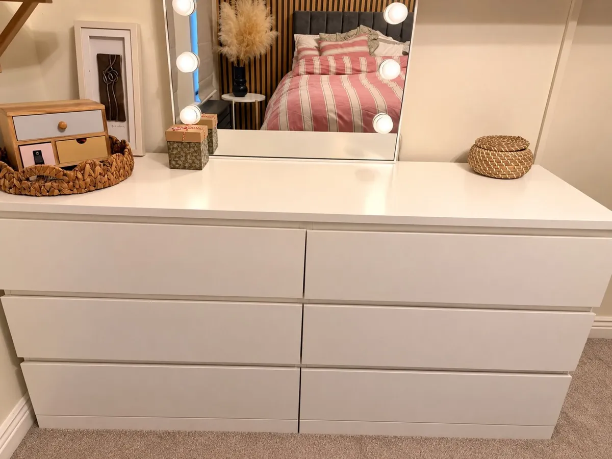 Chest of drawers