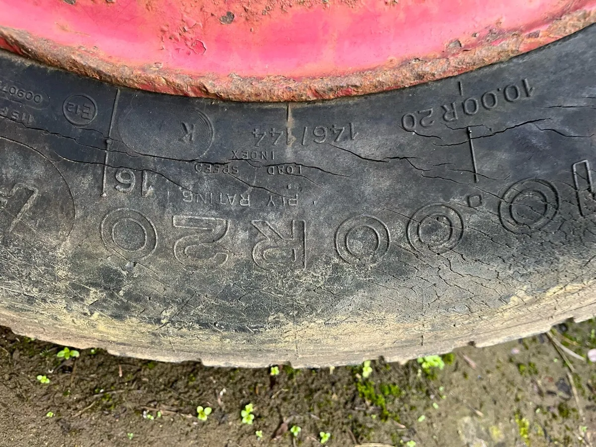 10.00 R20 tyres and rims - Image 2