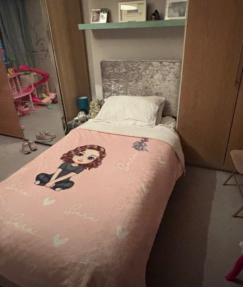 Bed - Image 1