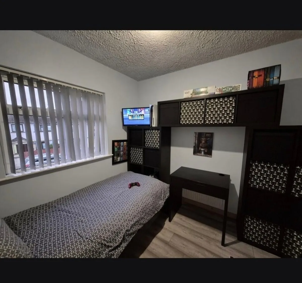 Bedroom set. - Image 1