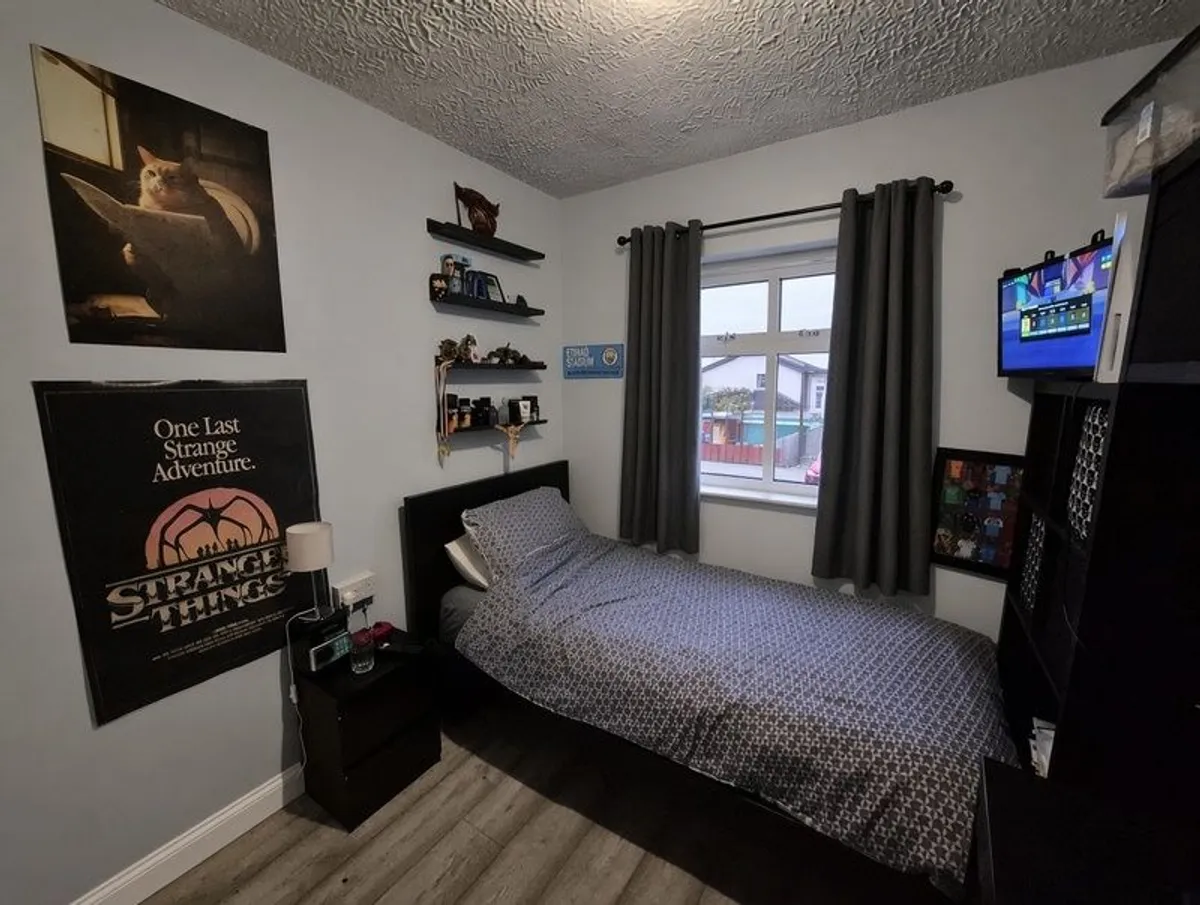Bedroom set. - Image 2