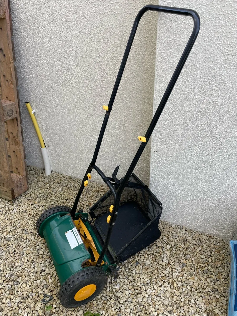 Hand Pushed Manual Lawnmover - Image 1