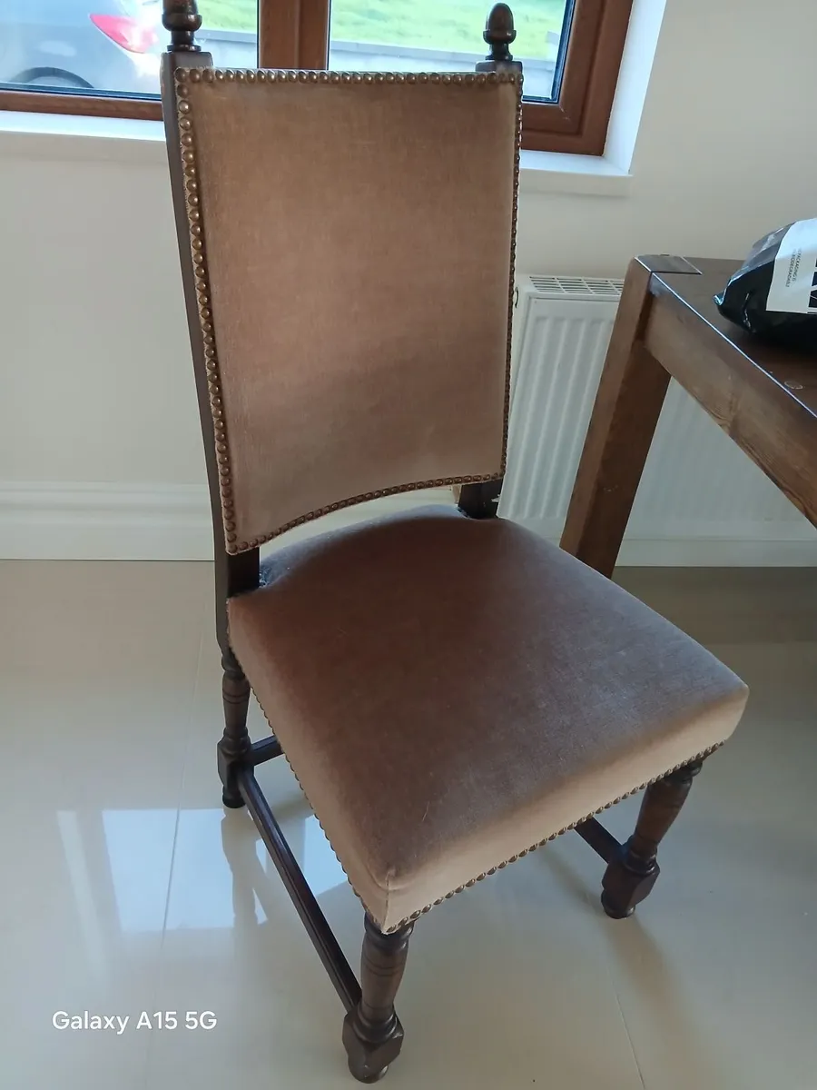 Table and chairs - Image 3