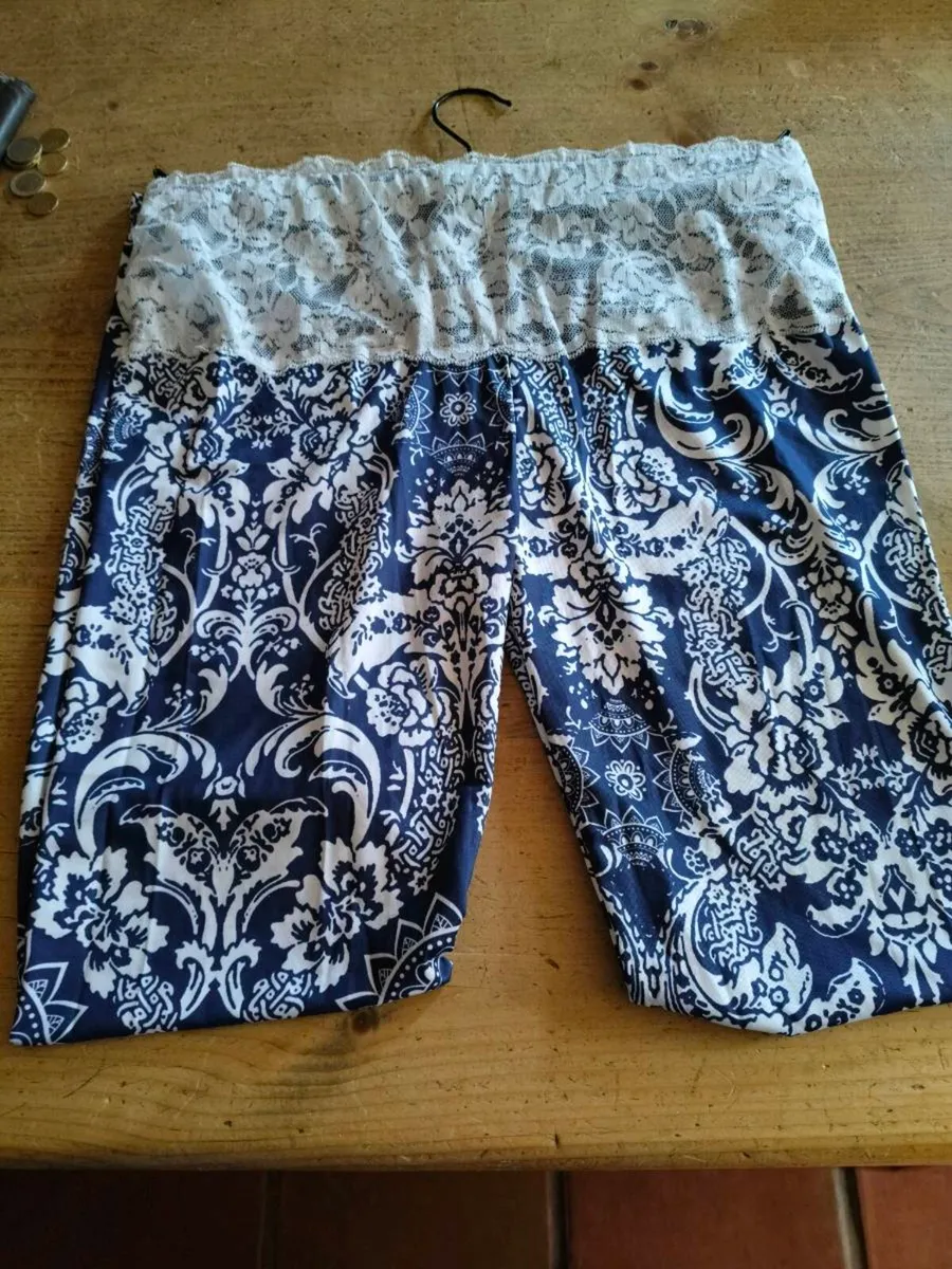 blue and white leggings with damask print with a w - Image 3