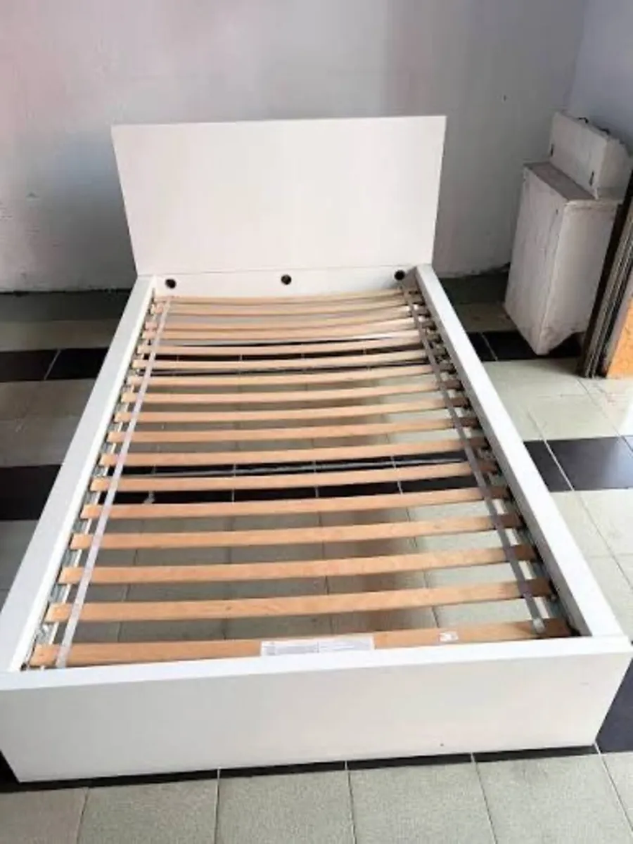 Single bed frame and mattress
